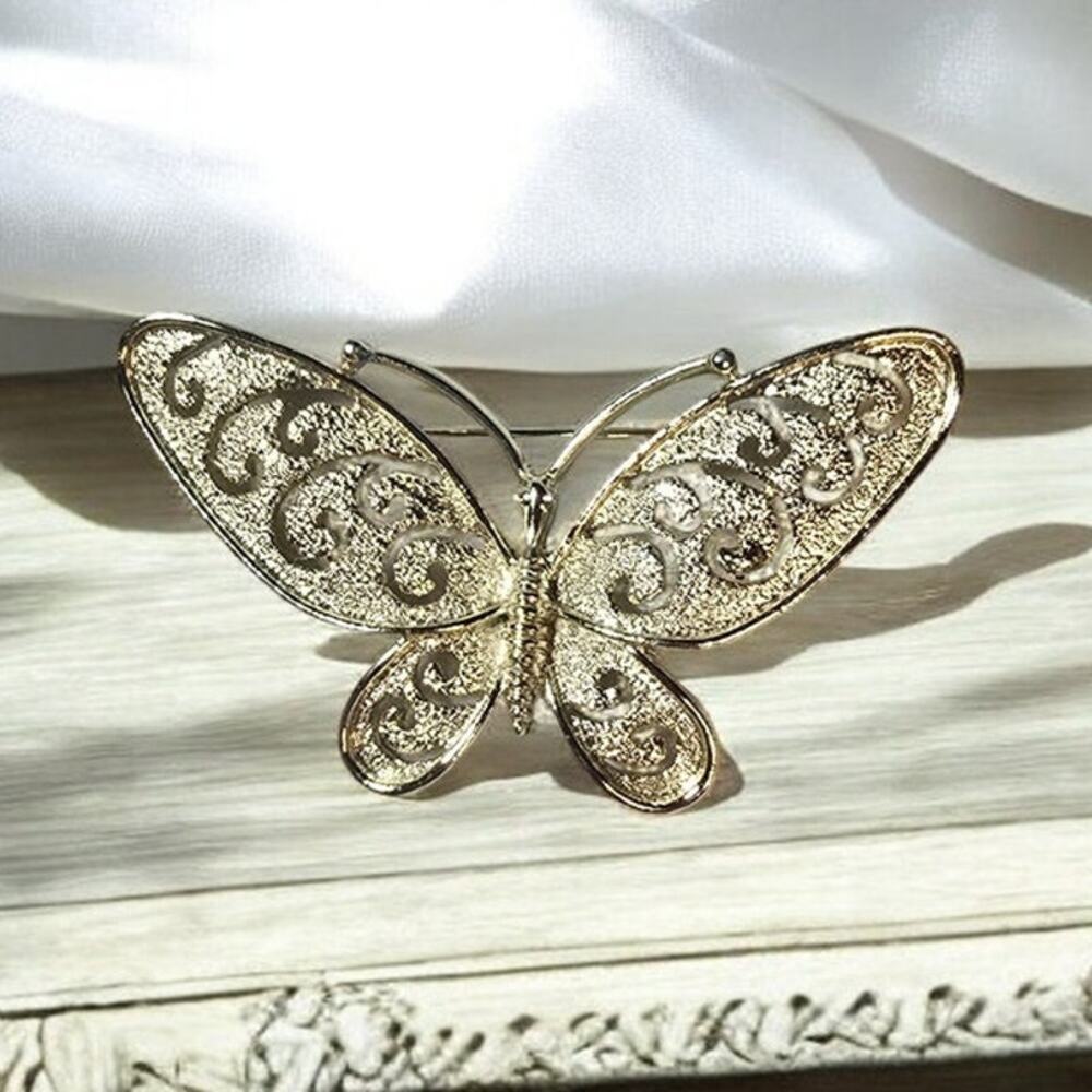 Butterfly Brooch Gold Tone Ornate Openwork – Romantic Delicate